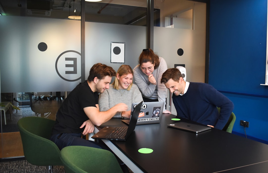 Equipo de marketing coordinando prioridades, tareas y acciones digitales