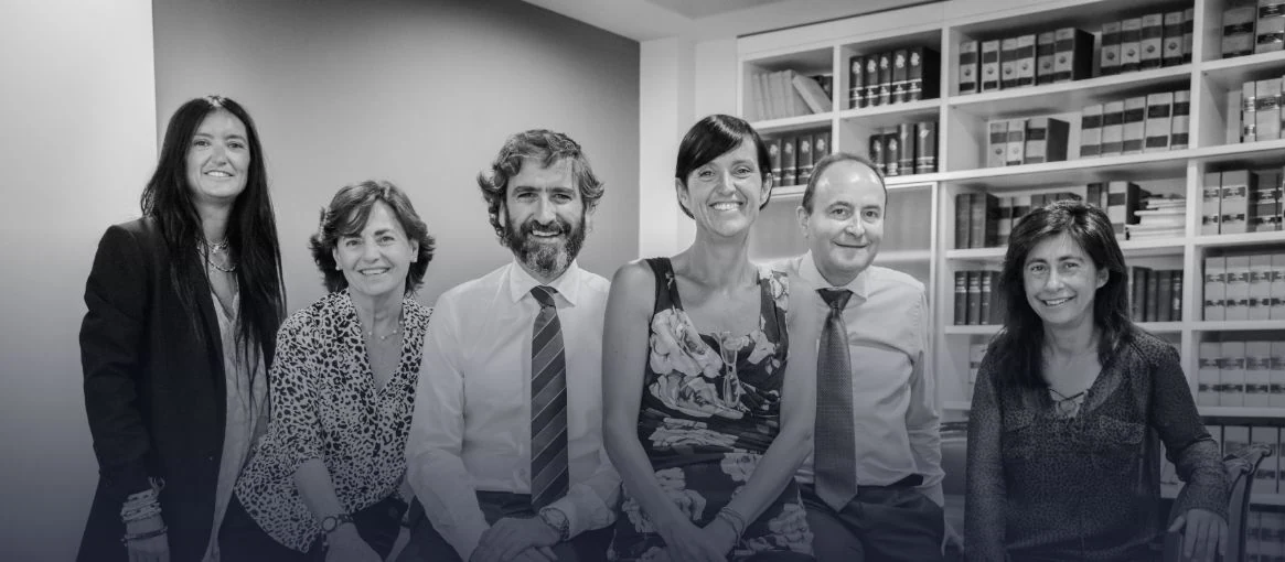 Portada de KC Abogados · PDG Asesores con una fotografía en blanco y negro del equipo del despacho.