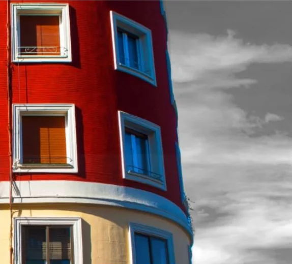 Kamy Vertical: fachada rehabilitada de la portada