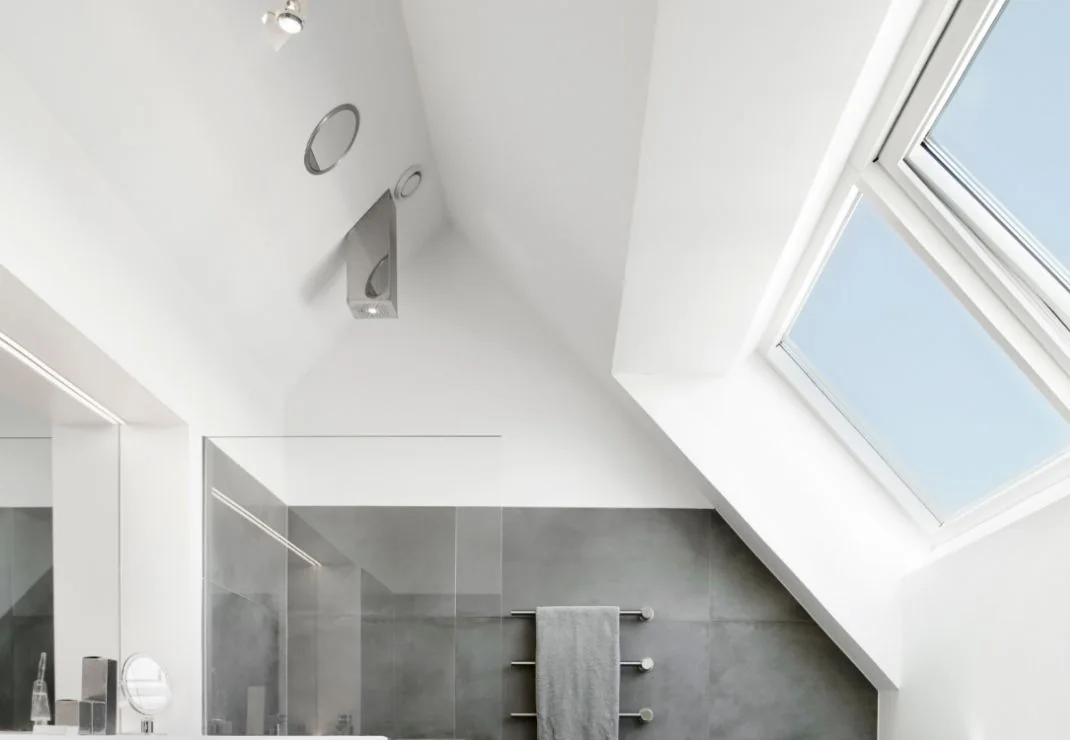 MyArk: fotografía de baño abuhardillado