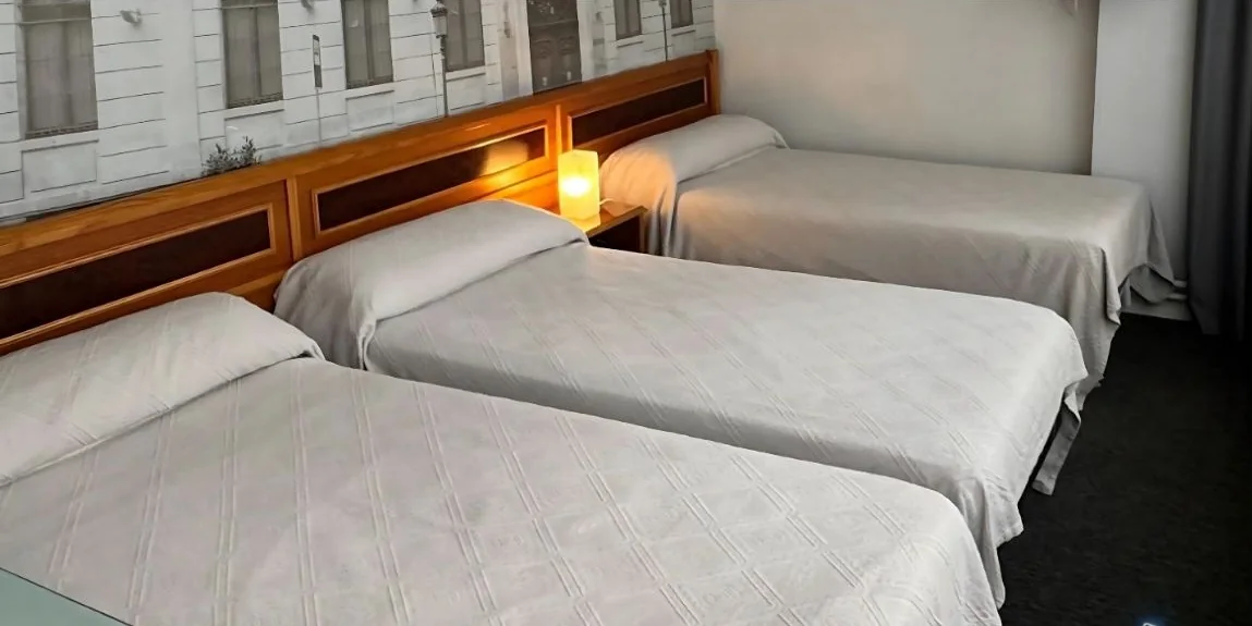 Hotel Photo Zabalburu: habitación triple