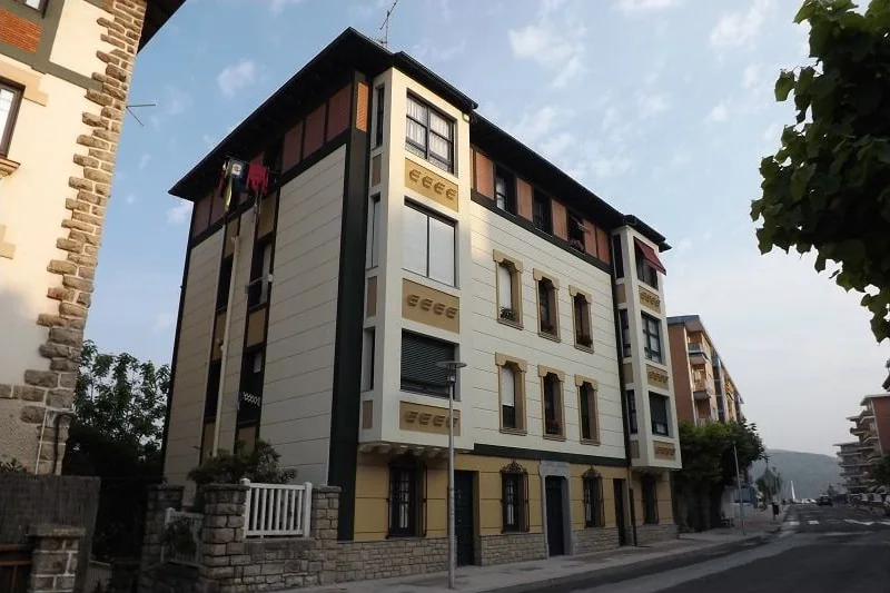 Aypro Pinturas: fachada de una obra publicada en la galería